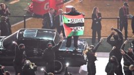 Foto que representa a La NFL vetó al bailarín que mostró la bandera de Palestina en el medio tiempo del Super Bowl