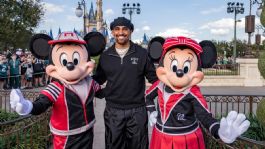 Foto que representa a Jalen Hurts, MVP del Super Bowl, celebra en Disney su triunfo con los Eagles