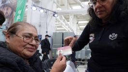 Foto que representa a ISSSTE entrega credenciales con vigencia permanente para jubilados y pensionados