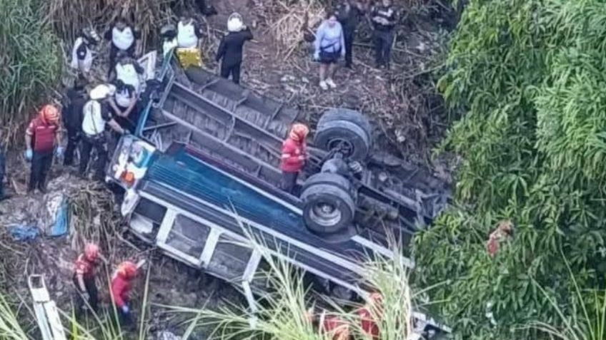 Identifican a mexicano entre los 54 muertos por accidente de autobús en Guatemala