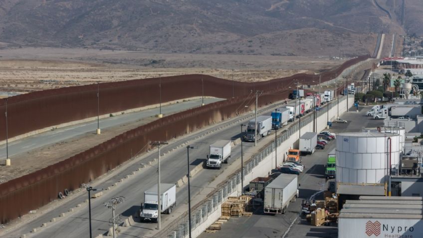 Mantenimiento informático en aduana de Tijuana causa largas filas de vehículos