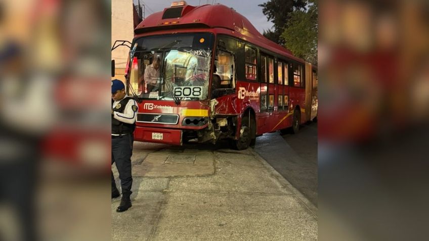 Metrobús de la Línea 5 choca en inmediaciones de estación Las Bombas y provoca caos vial