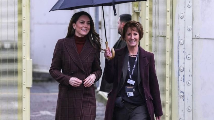 Abrigo de cuadros y botas altas, el look de Kate Middleton para los días lluviosos