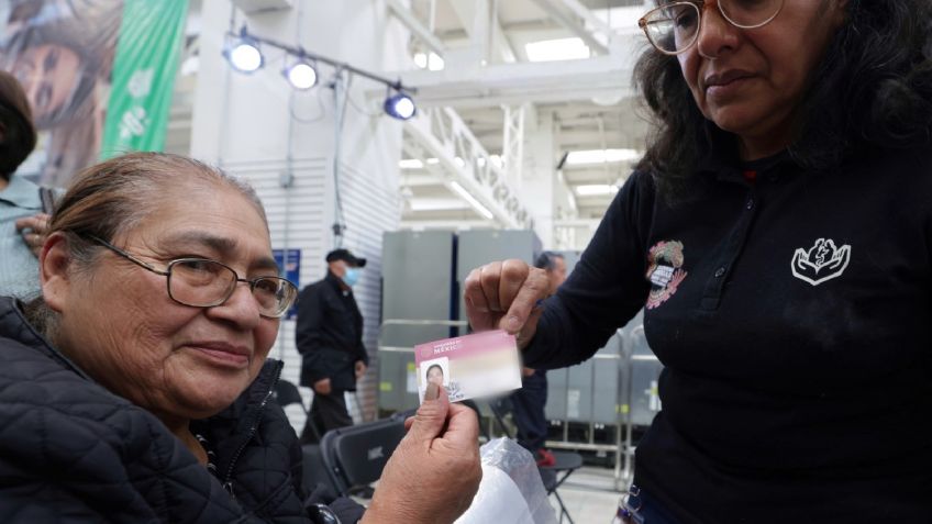 ISSSTE entrega credenciales con vigencia permanente para jubilados y pensionados