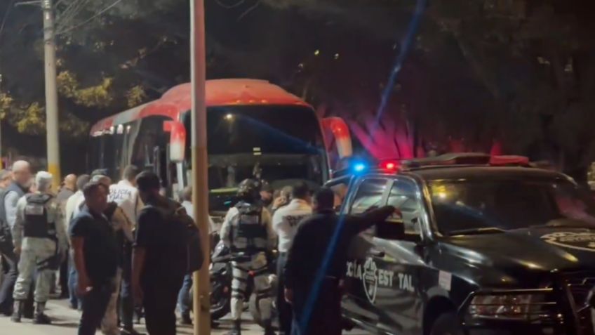 Normalistas secuestran autobuses que trasladaban a migrantes