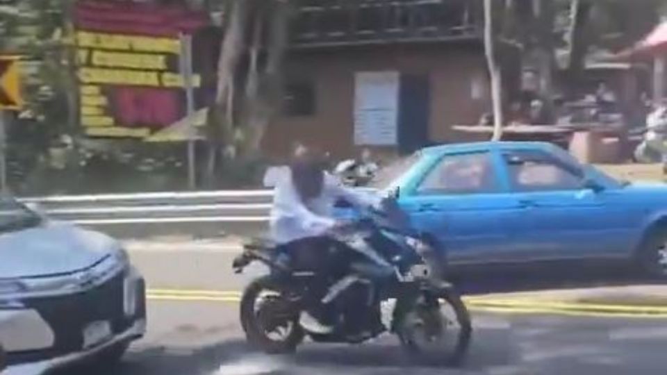 Un motociclista y su acompañante chocaron contra un Tsuru color azul en la carretera México-Cuernavaca.