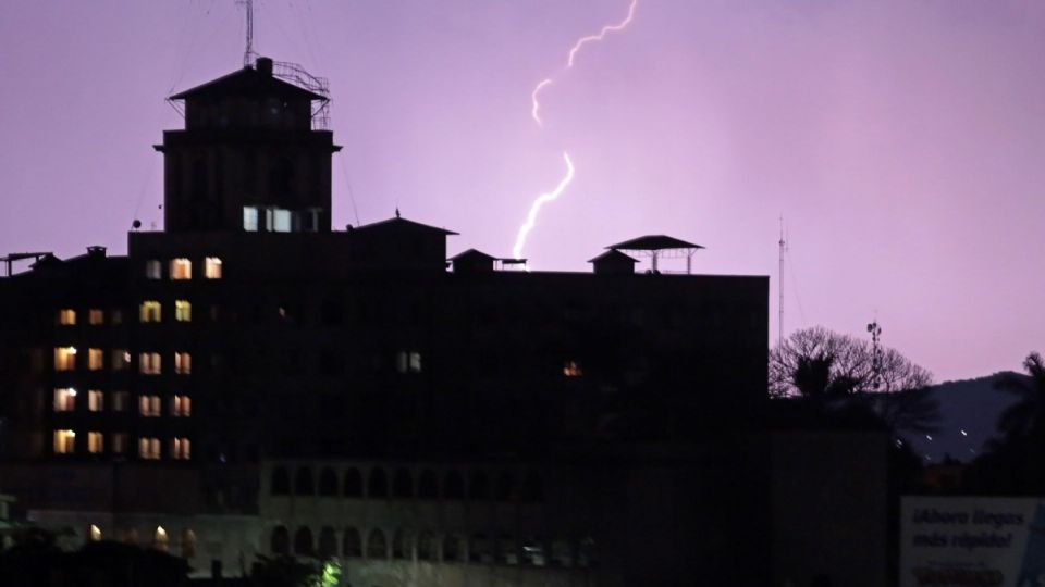 Durante la tarde, se prevé ambiente templado a cálido con cielo medio nublado y probabilidad de lluvias aisladas