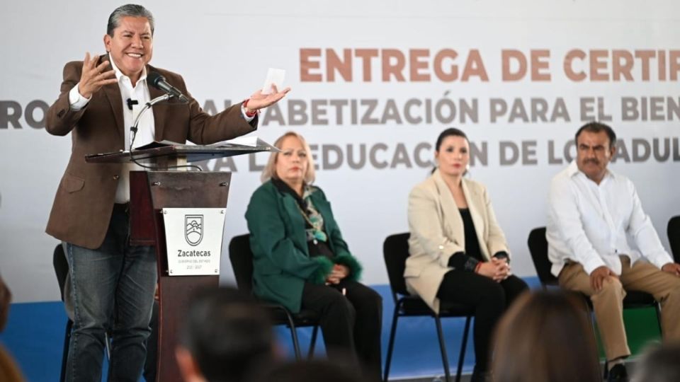 El director genera del INEA y el gobernador del estado, David Monreal Ávila, encabezaron la entrega de certificados a personas jóvenes y adultas que concluyeron su educación básica.