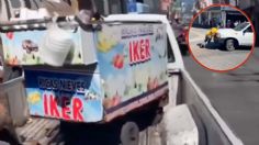 Vendedor de nieves arriesga la vida para evitar que inspectores le quiten su carrito | VIDEO