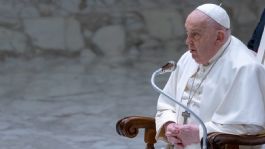 Foto que representa a Papa Francisco continúa con bronquitis; cede lectura de su catequesis en la Audiencia General