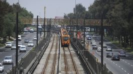 Foto que representa a Arroja sujeto a policía a las vías de la estación Peñón Viejo del Metro