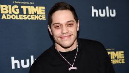 Foto que representa a ¡Al estilo de Nodal! Pete Davidson reaparece después de eliminar más de 200 tatuajes de su cuerpo