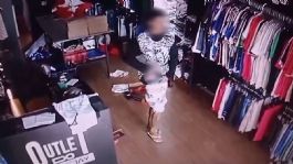 Foto que representa a Un ladrón torpe se dispara en la pierna al huir tras un robo a tienda: acabó detenido y con las manos vacías | VIDEO