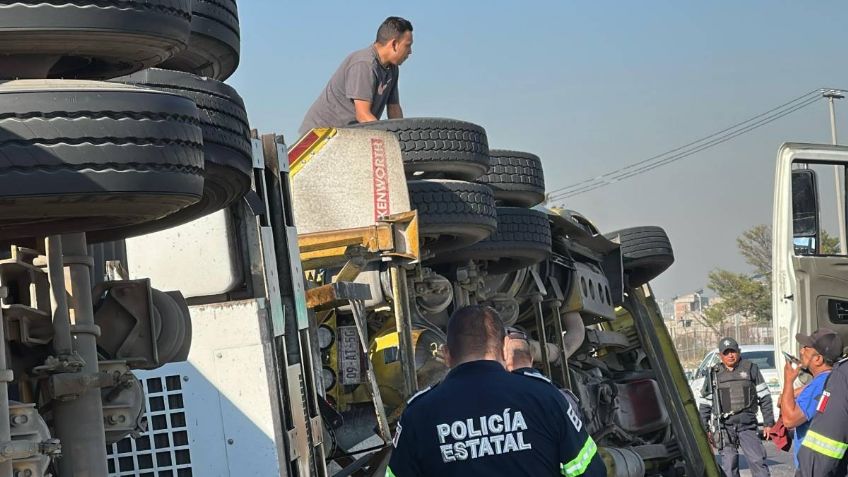 Vuelca tráiler sobre el Circuito Exterior Mexiquense en el Edomex | VIDEO