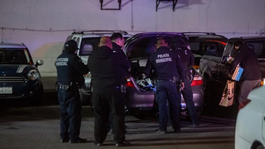 Estadounidense encuentra a dos migrantes ocultos en la cajuela de su auto en Tijuana, iban a cruzar la frontera