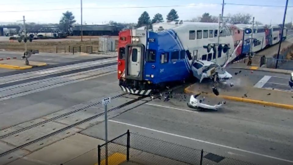 Un tren de carga impacta un vehículo que quedó atorado en medio del cruce ferroviario.