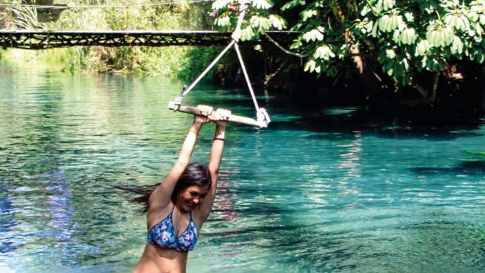 Este manantial es una de las principales fuentes del río Yautepec, que atraviesa el parque y se mantiene con aguas cristalinas todo el año.