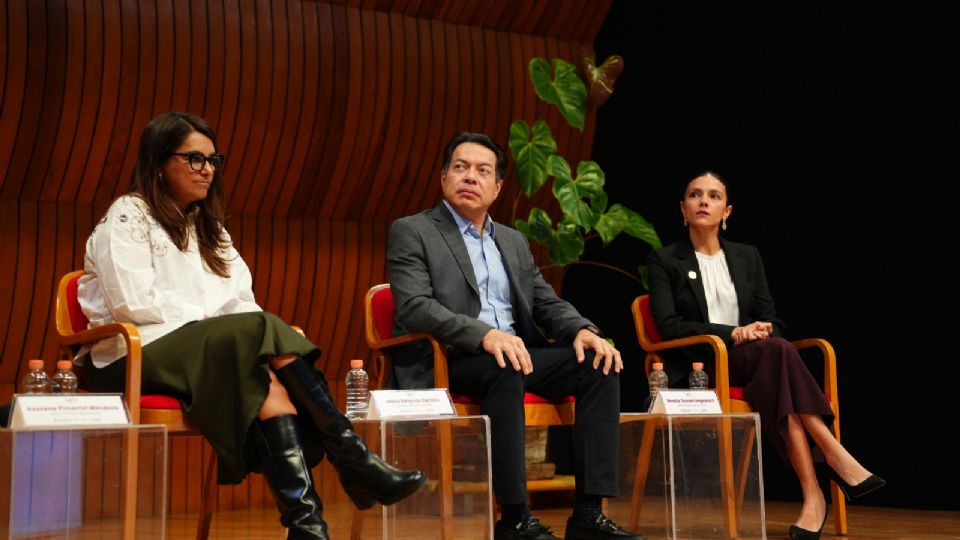 Las autoridades dieron banderazo a la entrega de los libros.