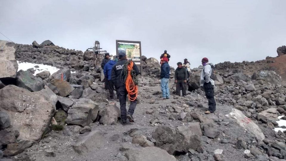 Rescatistas lograron extraer a los dos alpinistas.