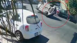 Foto que representa a Mujer se salva de ser impactada por una volcadura de auto | VIDEO