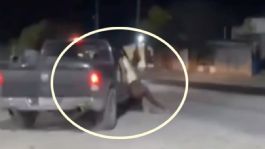 Foto que representa a Encuentra a su novio con otra mujer, los corretea y él la arrastra con la camioneta | VIDEO