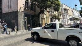 Foto que representa a Manifestante ayuda a trabajador que quedó colgado de andamio en Palacio de Gobierno de Veracruz