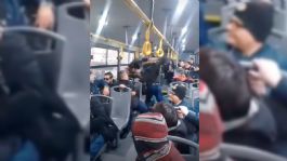 Foto que representa a Pasajeros de transporte público frustran asalto y tunden al presunto ladrón | VIDEO