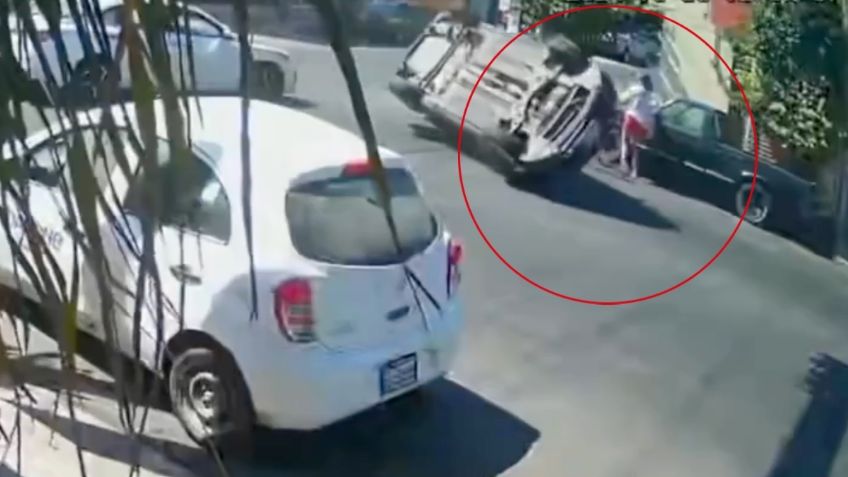 Mujer se salva de ser impactada por una volcadura de auto | VIDEO