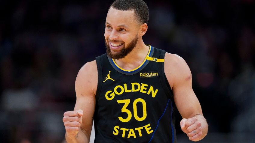 Stephen Curry sorprende al unirse a la oración de los Bucks después de vencerlos | VIDEO