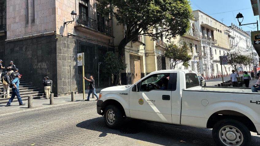 Manifestante ayuda a trabajador que quedó colgado de andamio en Palacio de Gobierno de Veracruz