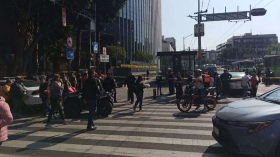 Policías llegaron en las inmediaciones del metro Insurgentes Sur para auxiliar a la víctima.