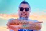 Foto ilustrativa de la nota titulada: Muere Ángel Pedraza, vocalista del grupo Kual y creador de la frase "abuelita, soy tu nieto"