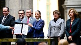 Foto que representa a Delfina Gómez firma el acuerdo "Bachillerato Nacional para Todas y Todos"