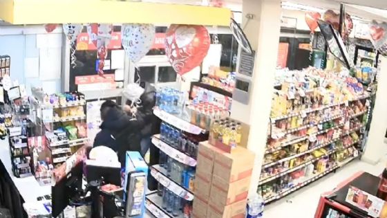 Foto de: Policía abate a presunto ladrón en tienda de conveniencia | IMÁGENES FUERTES