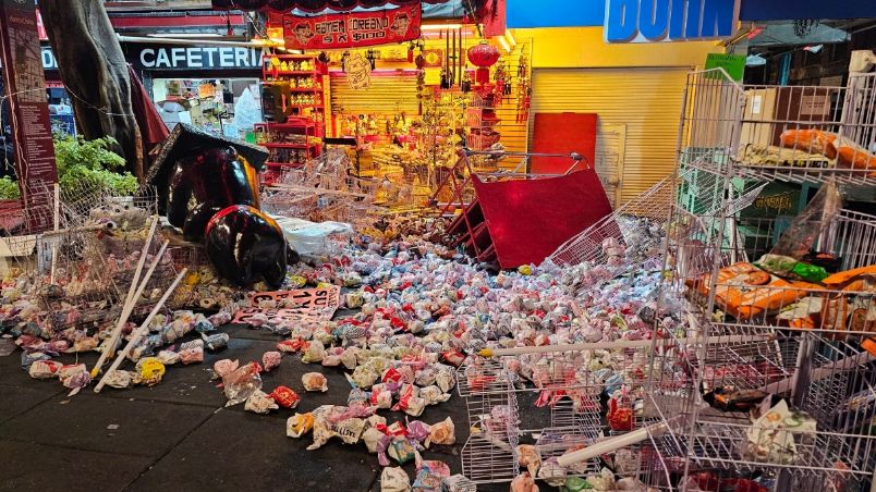 La mercancía quedó regada por las calles del Barrio Chino.