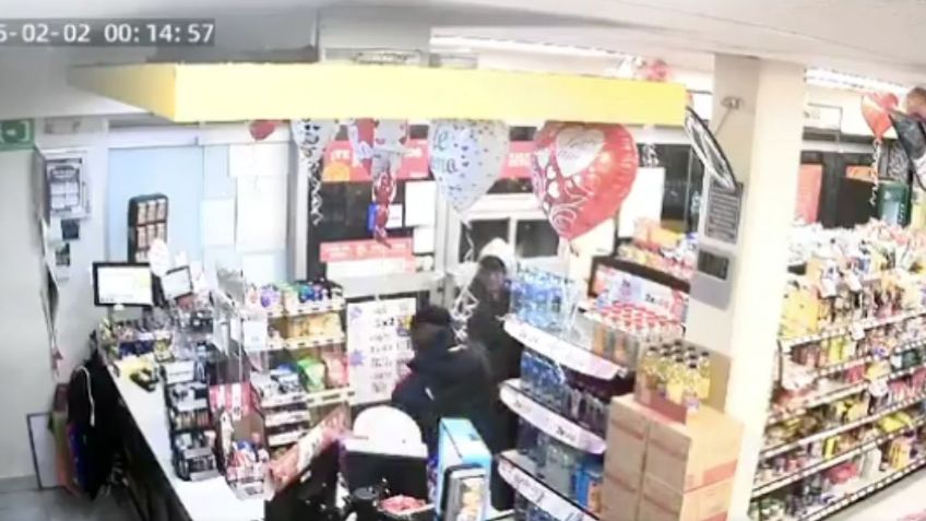 Policía frustra asalto y mata a ladrón a balazos en Oxxo de Iztapalapa | VIDEO FUERTE