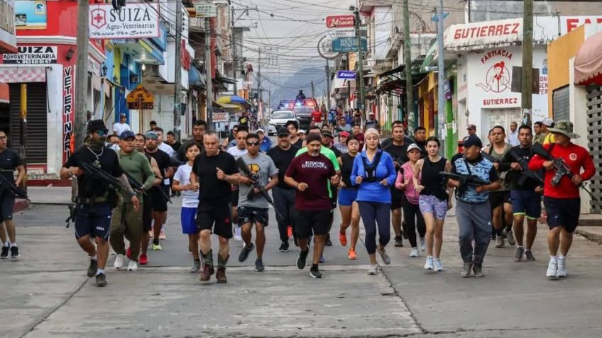 Presidenta municipal sale correr resguardada de policías fuertemente ARMADOS