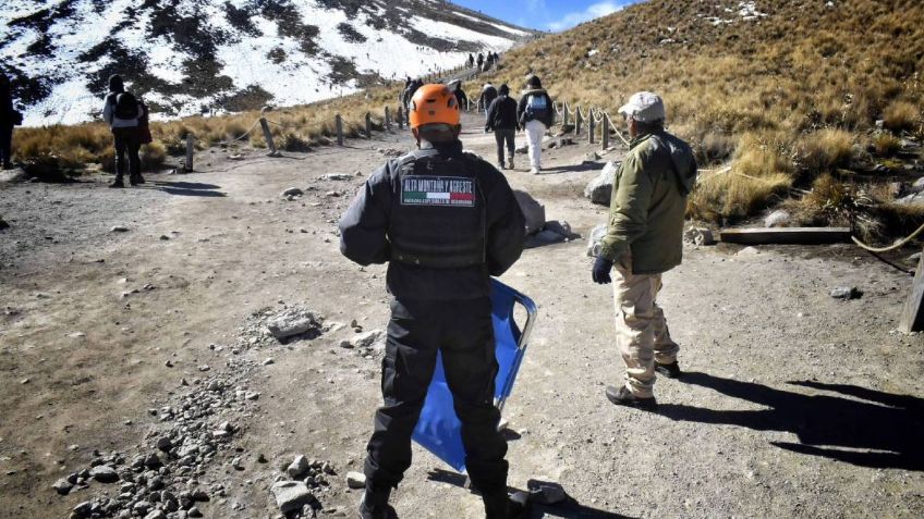 Rescatan a 14 turistas tras extraviarse por una tormenta de nieve en el Nevado de Toluca