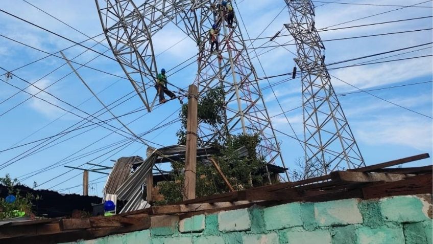 Caída de cable de alta tensión provoca movilización de servicios de emergencia en Coyoacán