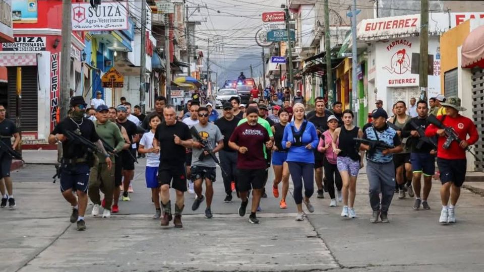 Presidenta municipal sale a correr resguardada de policías armados