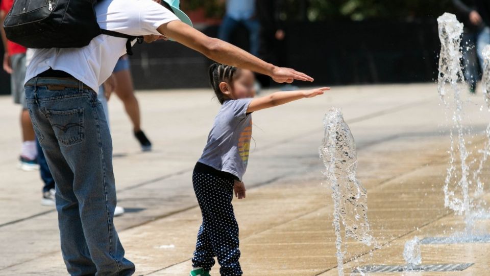 Niños y padres de familia se divirtieron mojándose en la fuente del Monumento a la Revolución.