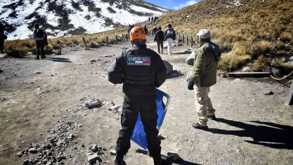 Rescatan a 14 turistas tras extraviarse en el Nevado de Toluca