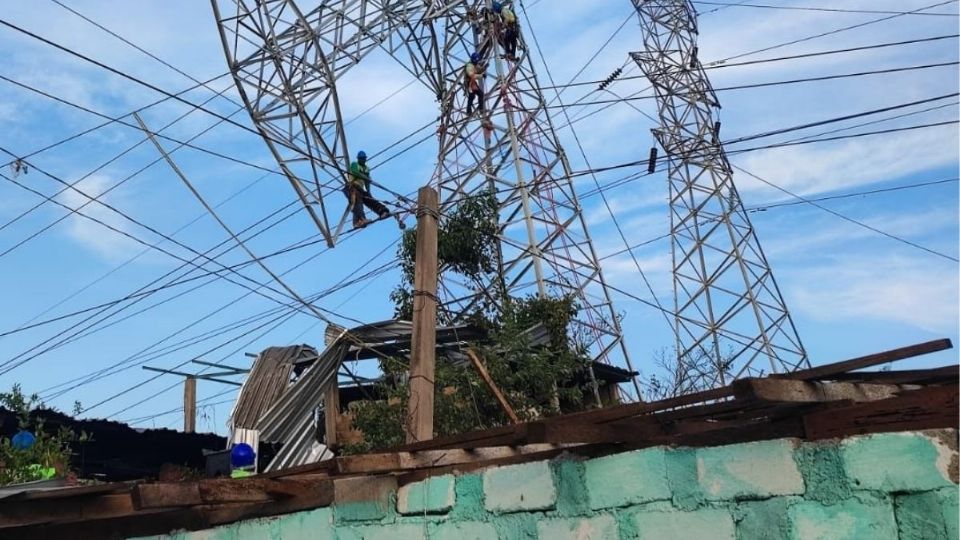 No se reportan lesionados luego de la caída de un cable de alta tensión en Coyoacán.