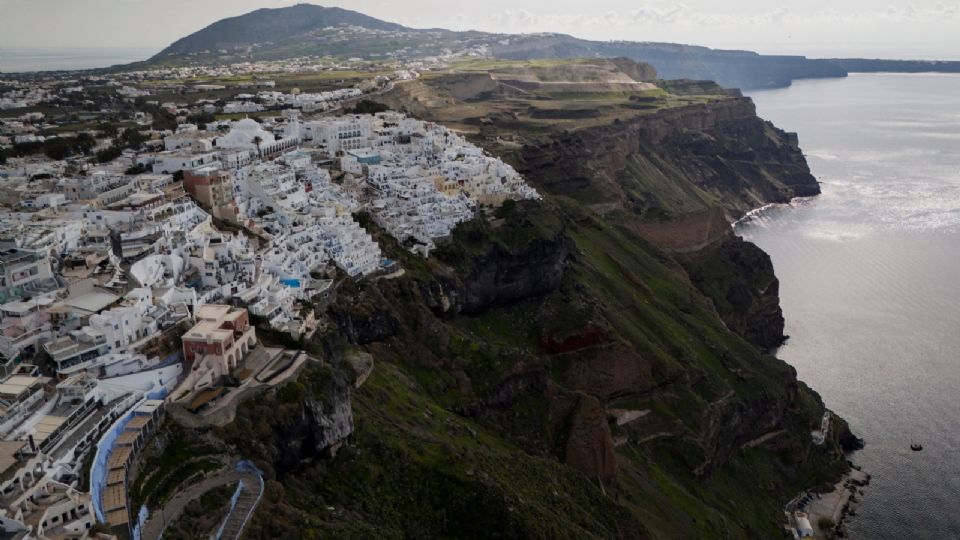 La isla de Santorini es uno de los destinos más populares en el Mediterráneo.