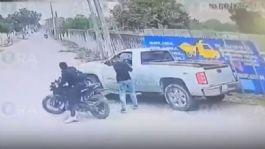 Foto que representa a Motociclistas roban camioneta a punta de pistola en solo 33 segundos en Tabasco | VIDEO