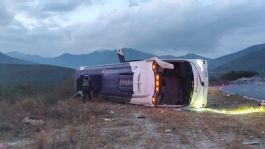 Foto que representa a Mueren dos pasajeros y 16 lesionados en volcadura de tráiler en carretera Ciudad Victoria-Tula