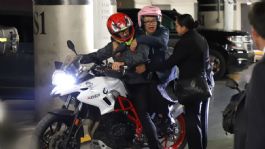 Foto que representa a Rosa Icela Rodríguez viaja en motocicleta después de participar en II Reunión Plenaria de senadores de Morena