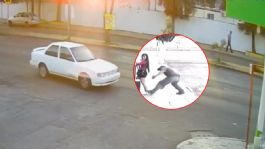 Foto que representa a ¡Indignante! Captan en VIDEO a hombre bajar de su auto y correr detrás de una estudiante para morderla