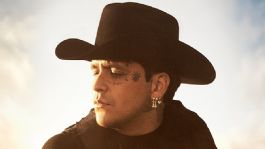 Foto que representa a Christian Nodal revela que la música le salvó la vida y es la portada de Rolling Stone