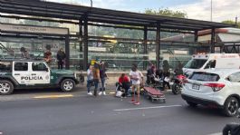 Foto que representa a ¿Qué pasó en Metro Coyuya? Fuerte accidente genera caos vial y motociclistas con lesiones